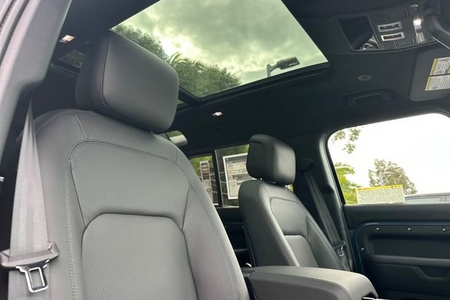 New 2026 Tasman Blue Land Rover S image 16