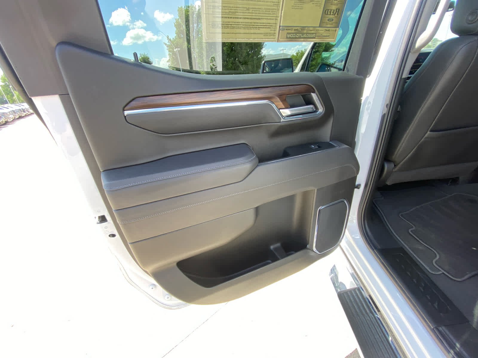 Used 2025 White Frost Tricoat GMC SLT image 21