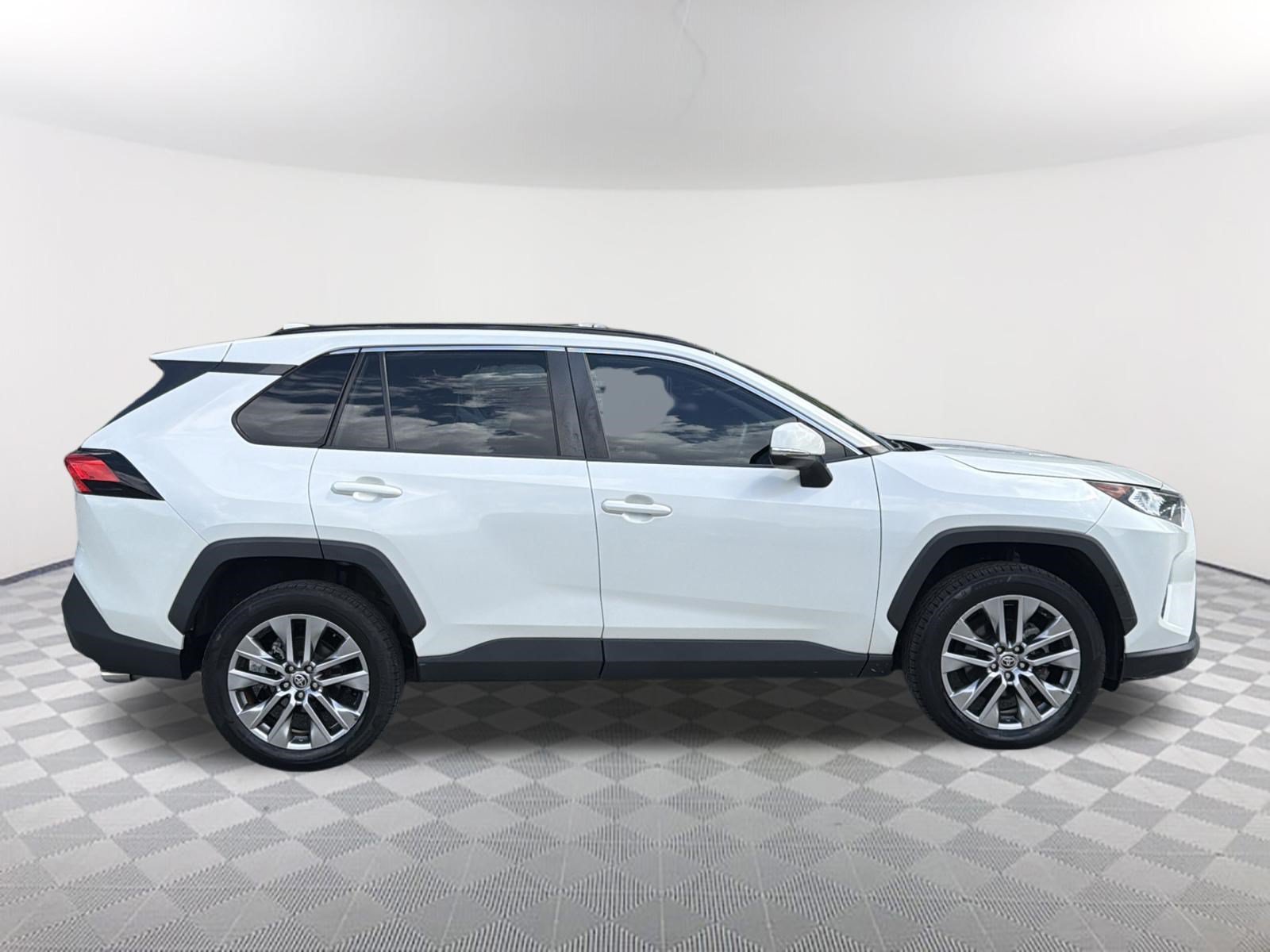 Used 2021 Blizzard Pearl Toyota XLE Premium image 5