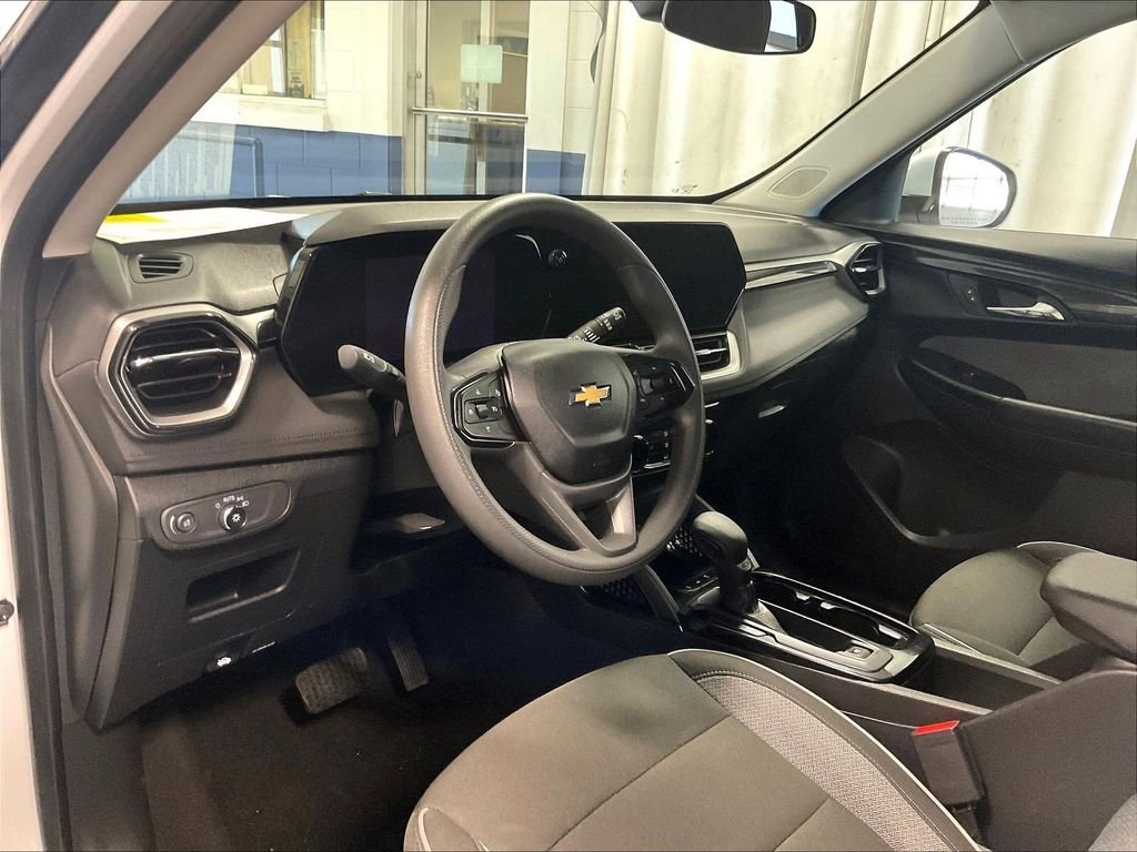 Used 2025 White Chevrolet LT image 8