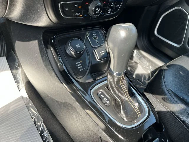 Used 2019 Silver Jeep Limited image 22