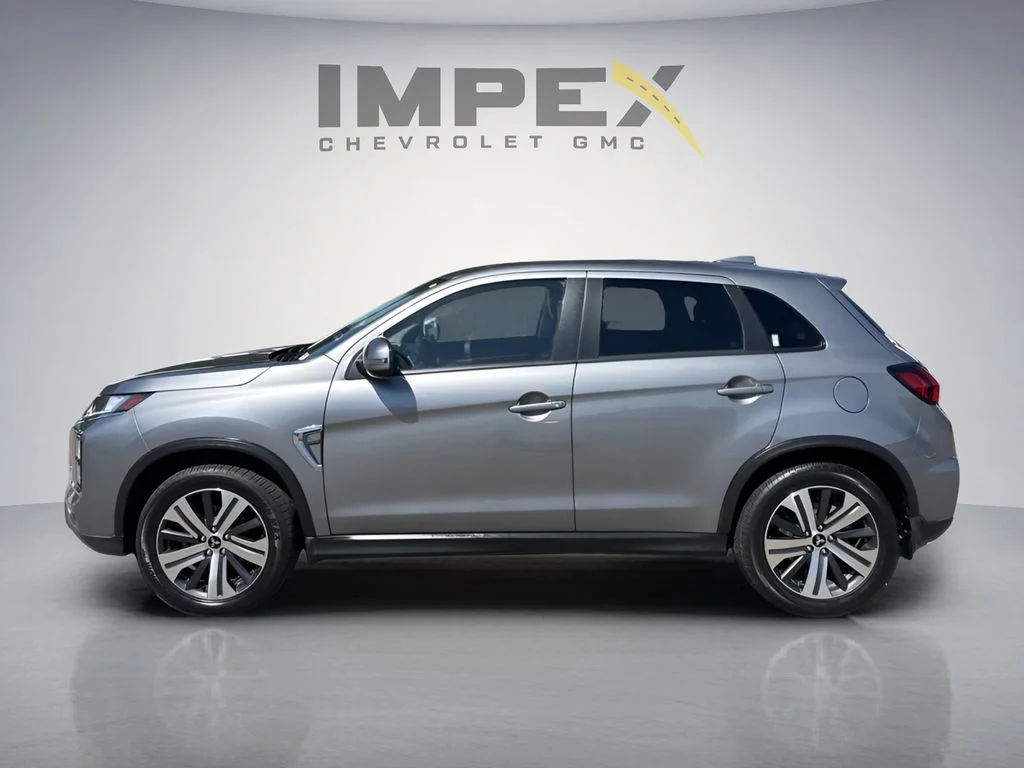 Used 2022  Mitsubishi 2.0 SE image 2