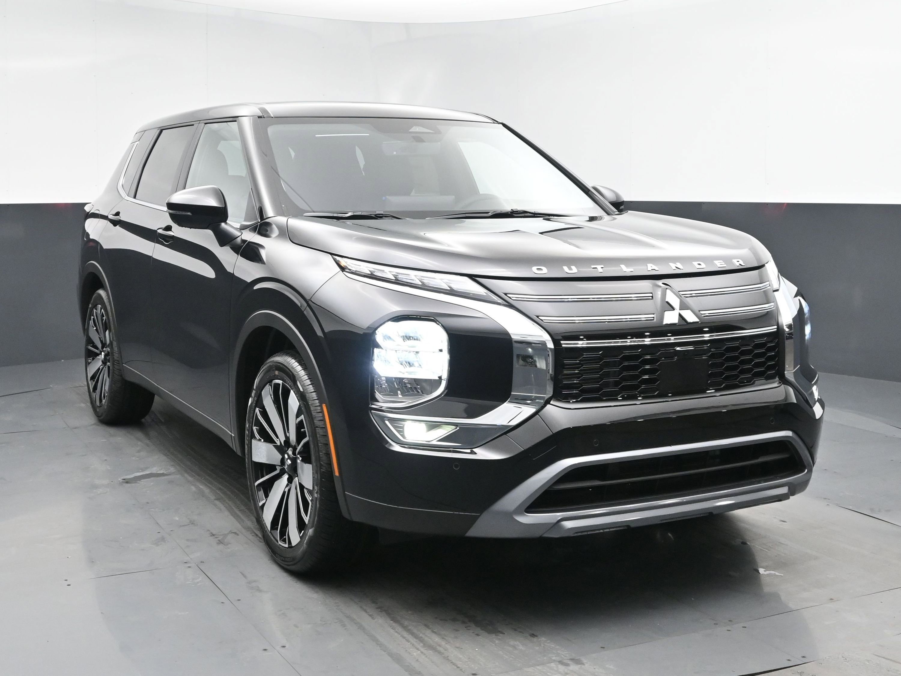 New 2026 Labrador Black Pearl Mitsubishi LE image 2