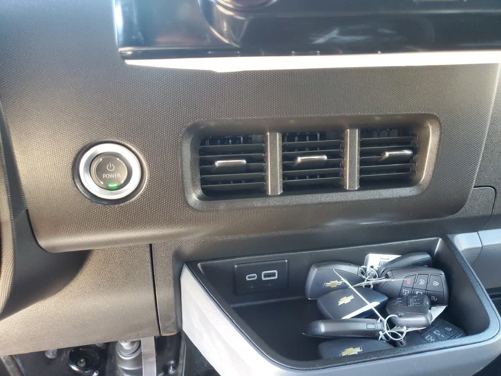 Used 2025 White Chevrolet 600 image 17