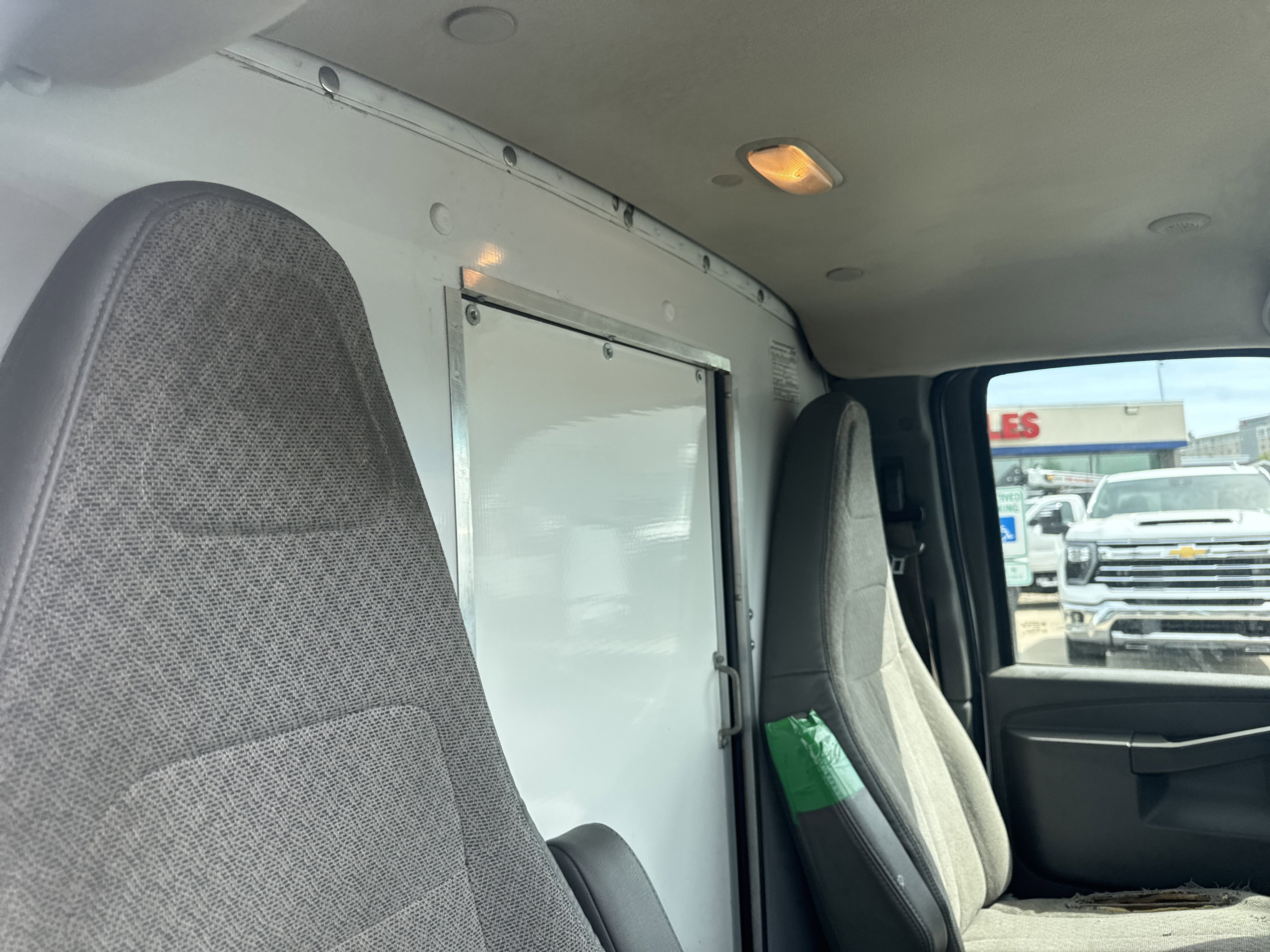 Used 2018 Summit White Chevrolet  image 11