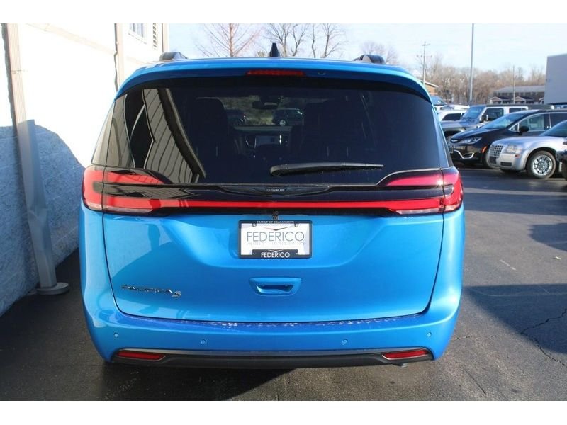New 2026 Hydro Blue Pearl-Coat Exterior Paint Chrysler Select image 4
