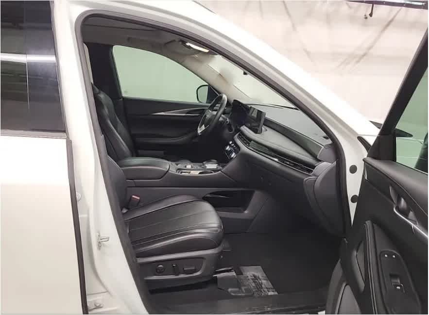 Used 2024 Majestic White INFINITI LUXE image 13