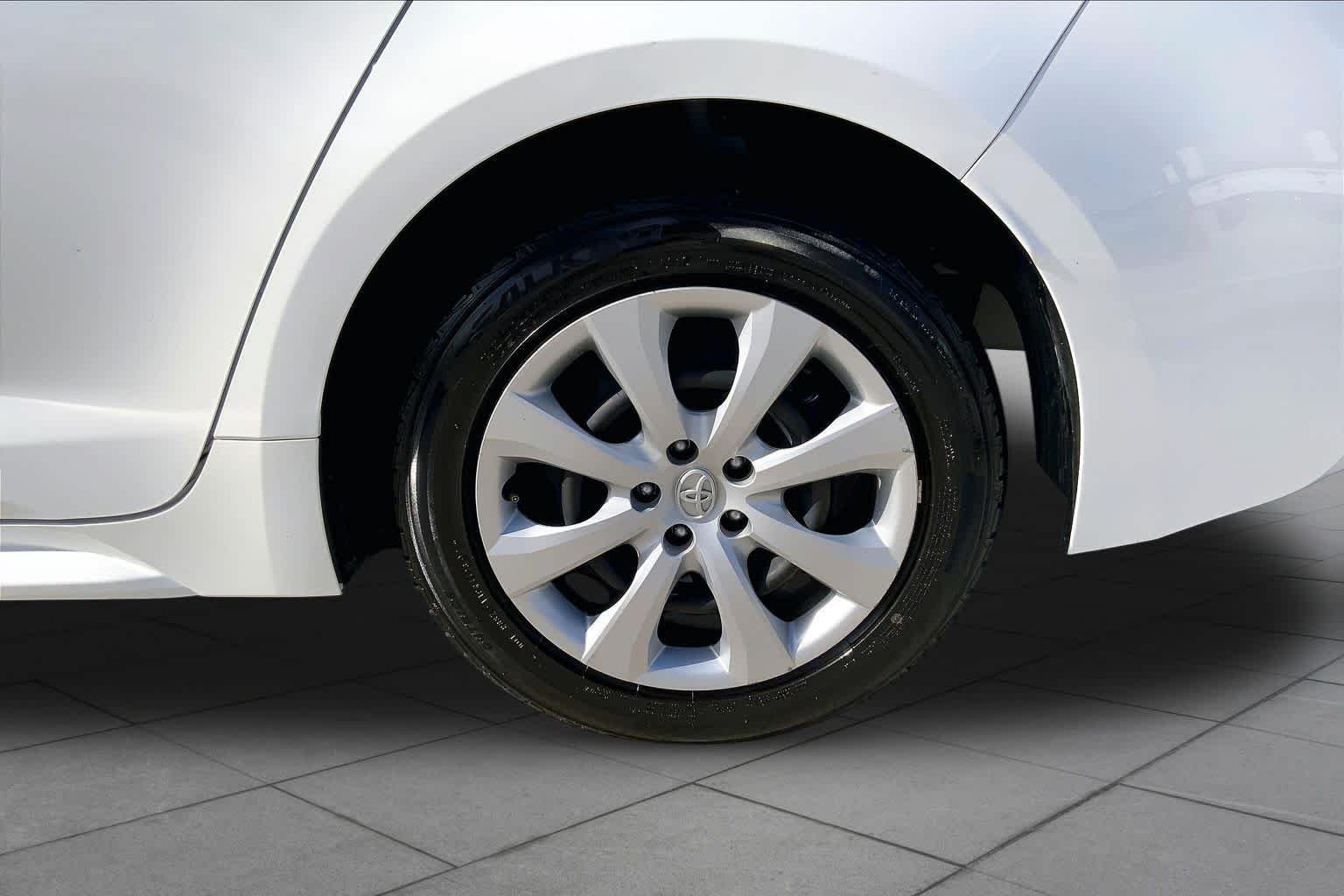 Used 2023 Ice Cap Toyota LE image 11