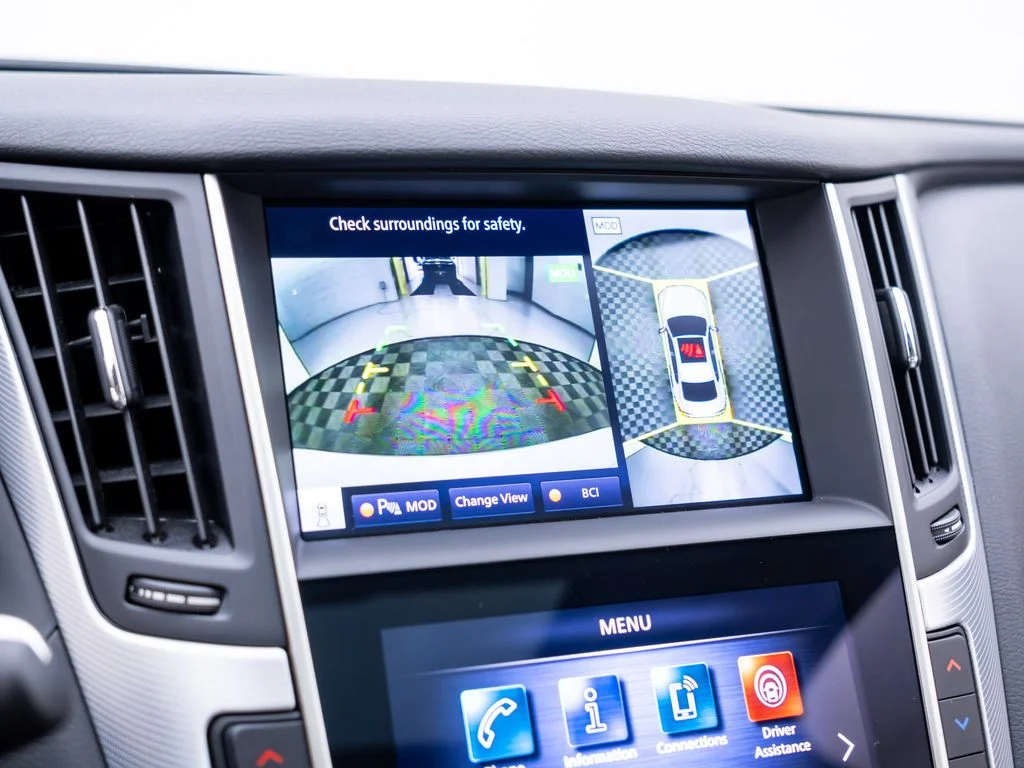 Used 2023 White INFINITI LUXE image 25