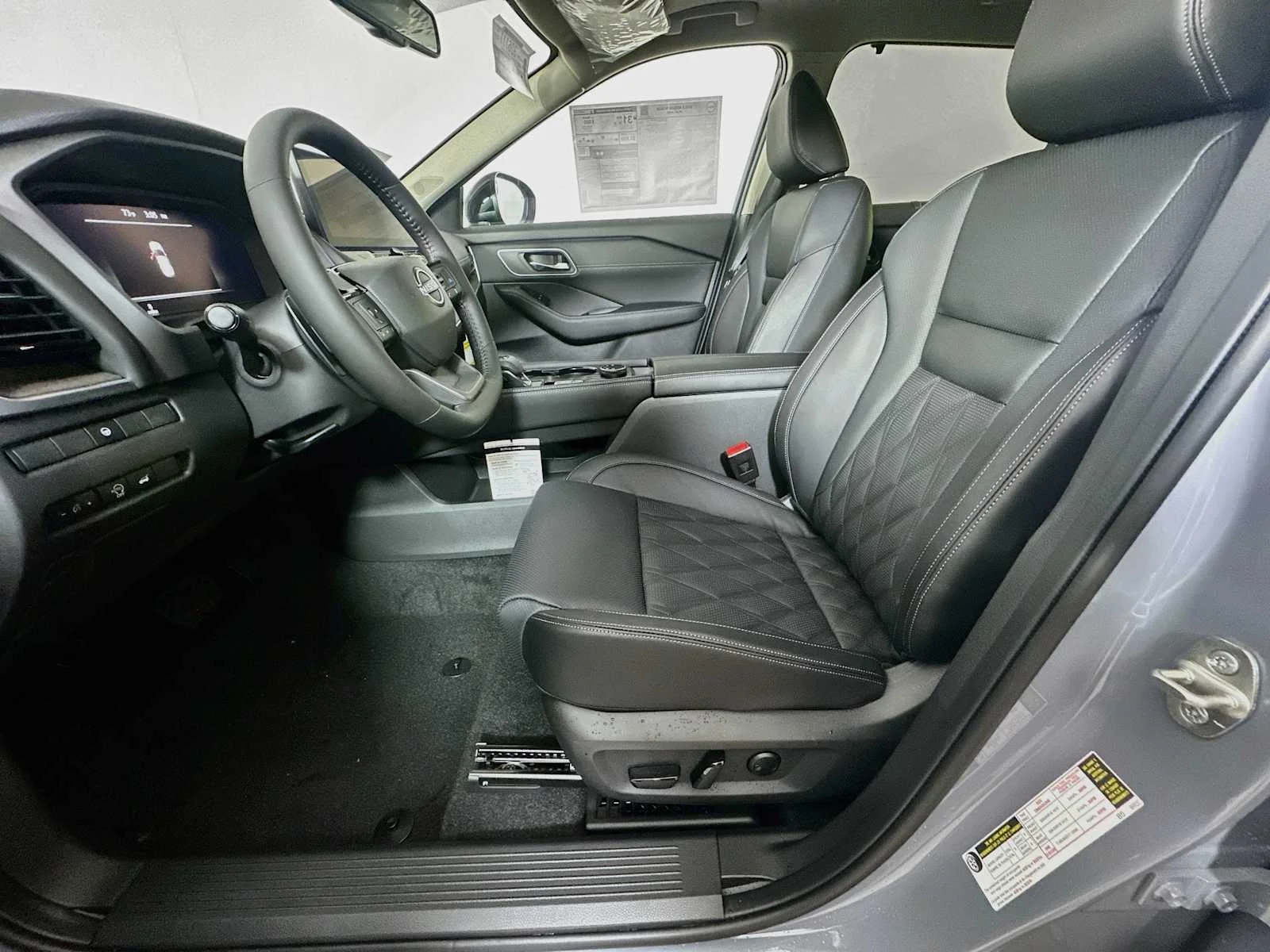 New 2026 Boulder Gray Pearl/Super Black Nissan Platinum image 4