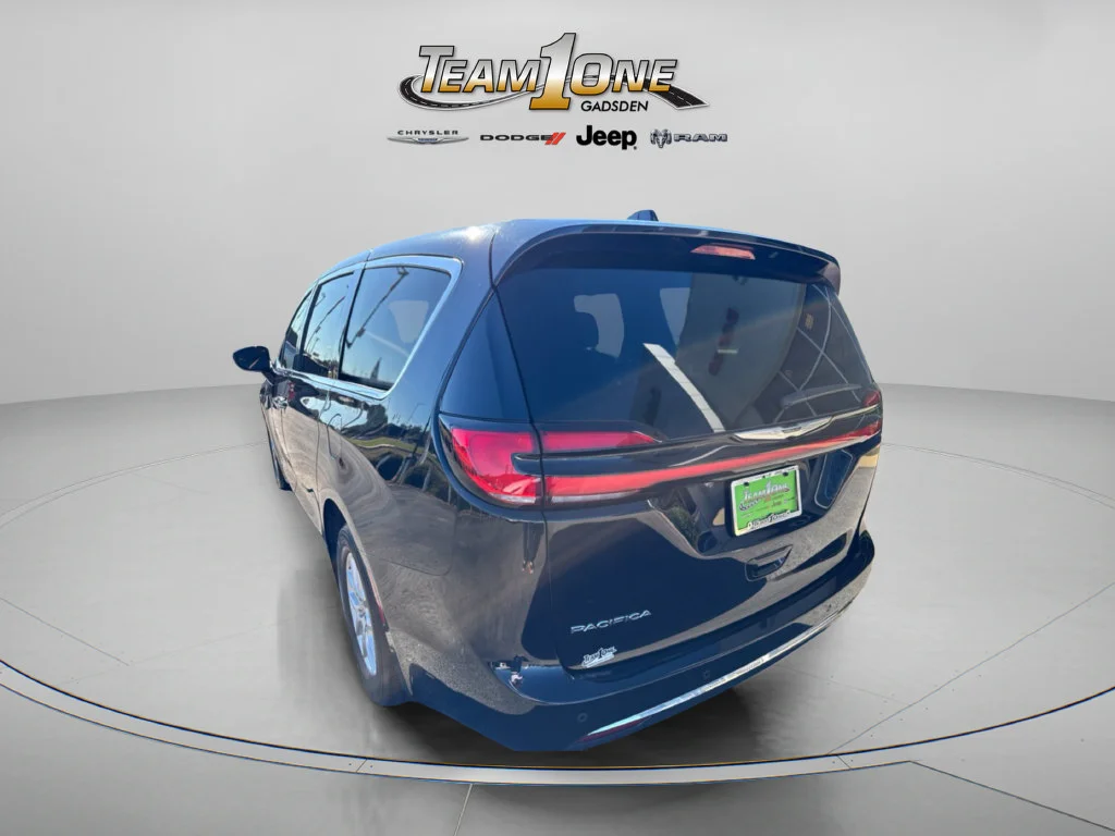 Used 2025 Diamond Black Crystal Pearlcoat Chrysler Select image 7