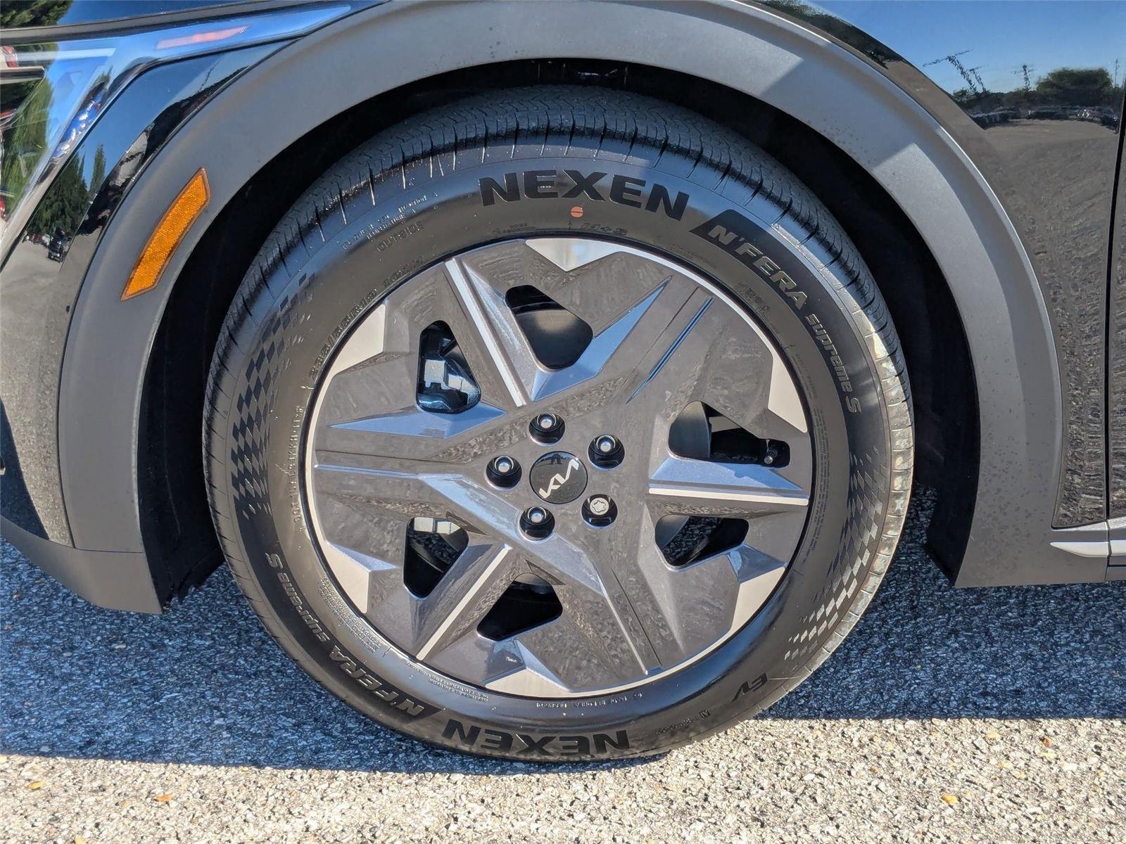 New 2025 Ebony Black Kia Light Long Range image 3