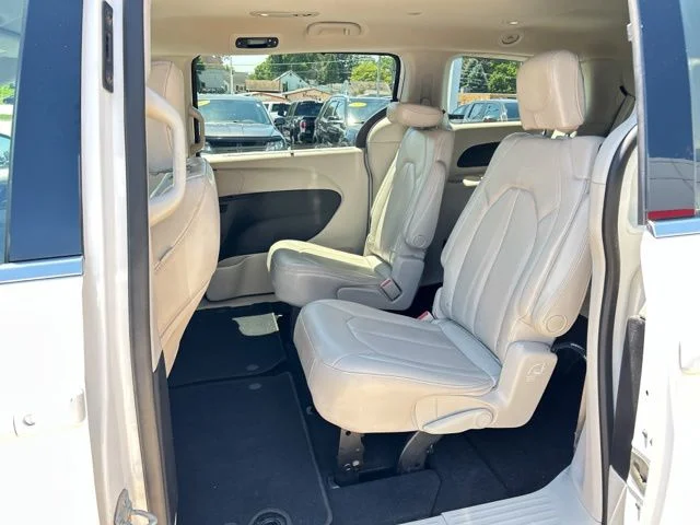 Used 2021 White Chrysler LXI image 17