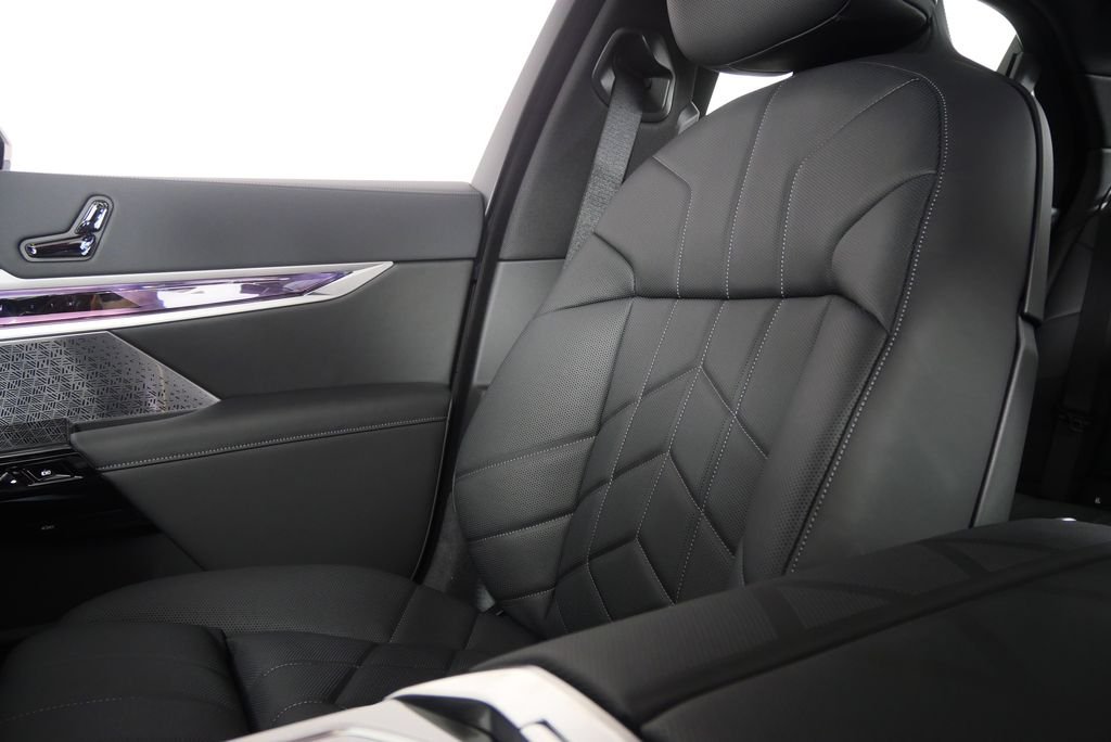 2026 BMW 7 Series 750e - Photo 25