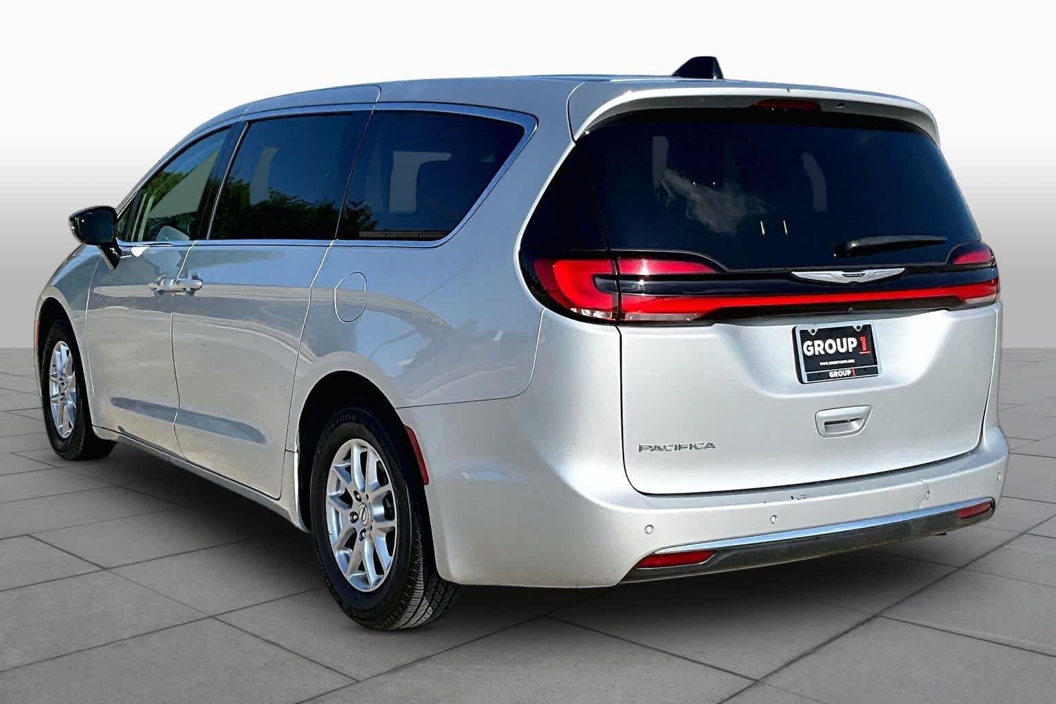 Used 2024 Silver Mist Clearcoat Chrysler Touring L image 11