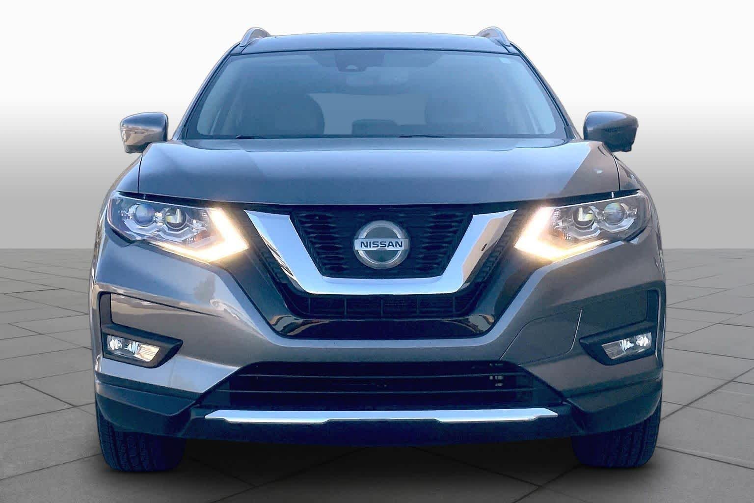 Used 2018 Gun Metallic Nissan SL image 4