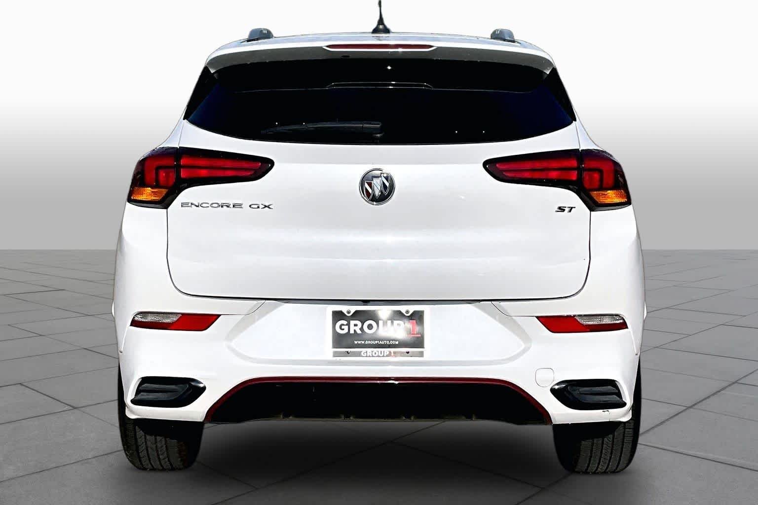 Used 2022 WHITE FROST TRICOAT Buick Select image 5