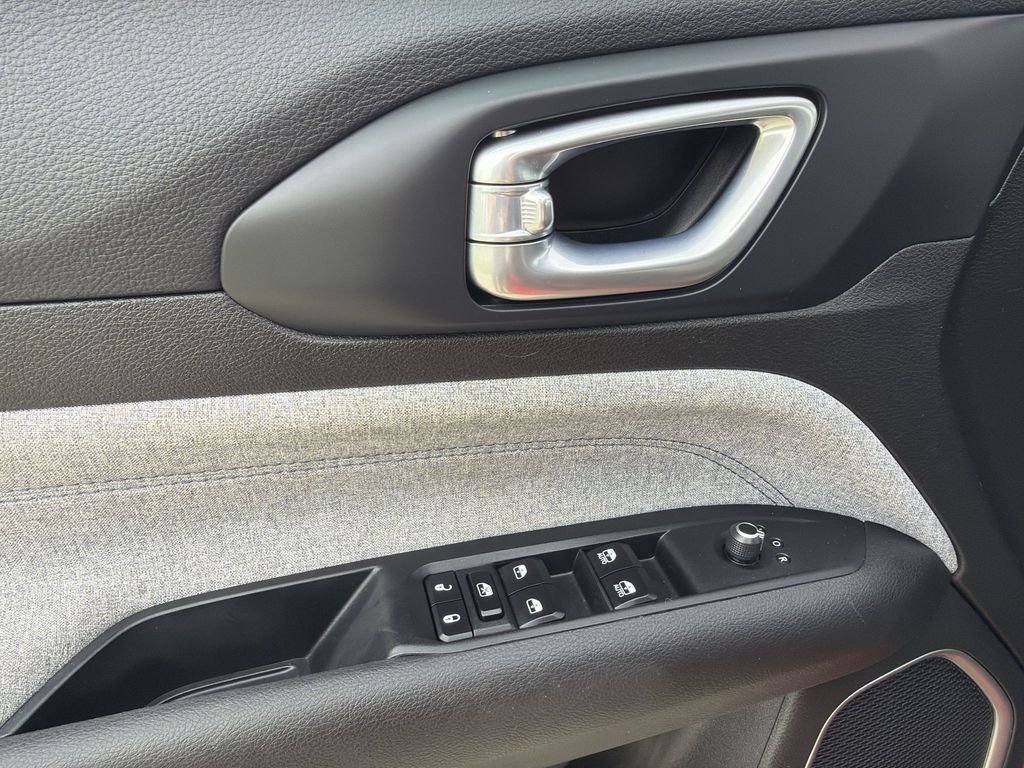 Used 2024  Jeep Latitude image 15