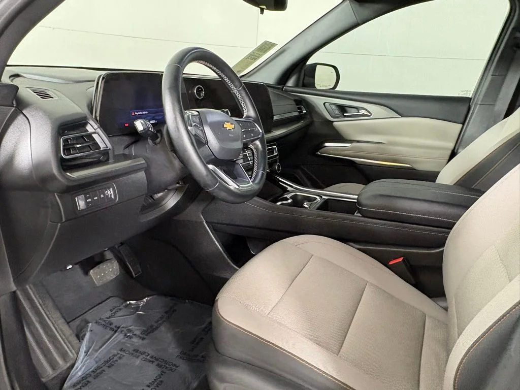 Used 2025 White Chevrolet LT image 21
