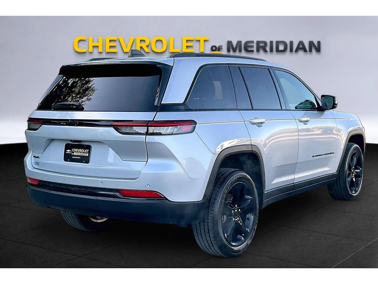 Used 2023 Silver Jeep Altitude image 10