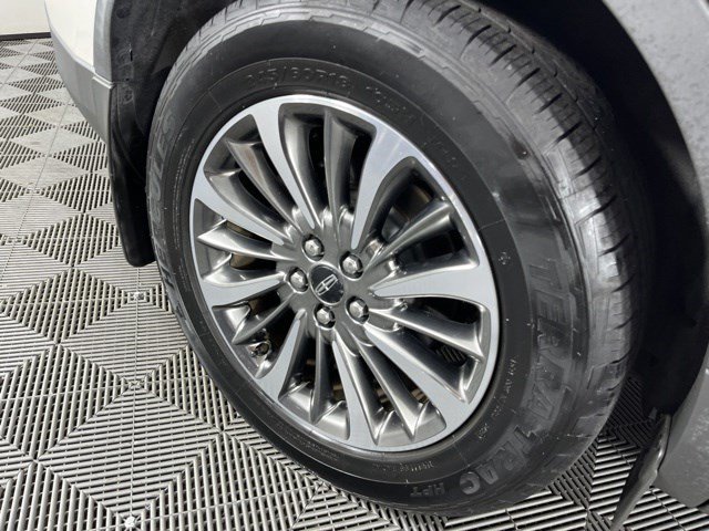 Used 2019 White Platinum Clearcoat Metallic Lincoln Select image 12