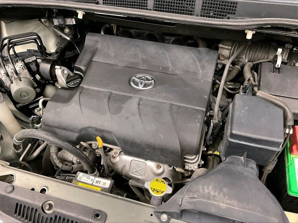 Used 2011 Green Toyota Limited image 39