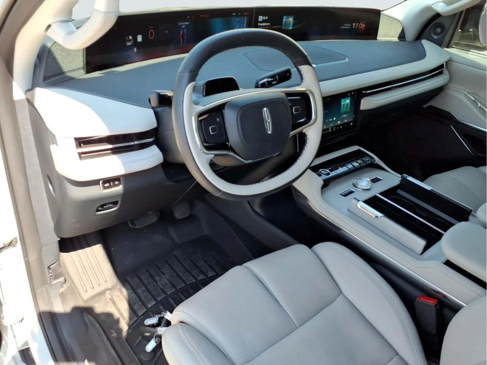 Used 2026 Crystal White Metallic Clearcoat Lincoln Reserve image 21