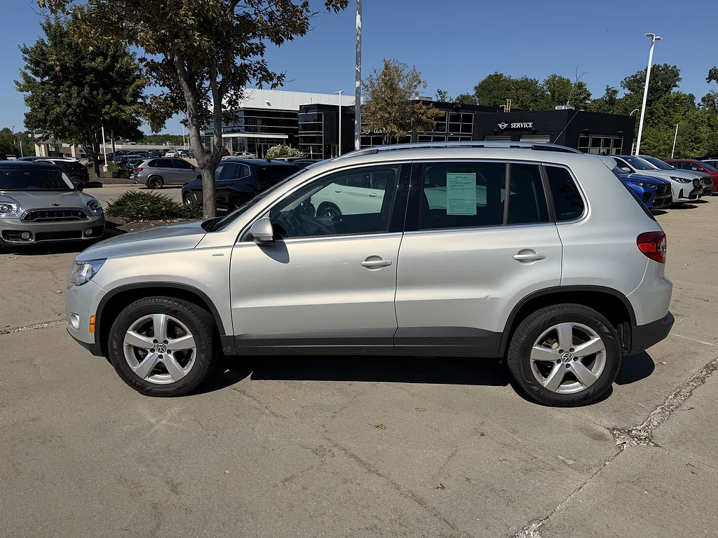 Used 2010 Volkswagen Tiguan SE with VIN WVGBV7AXXAW518660 for sale in Willoughby Hills, OH