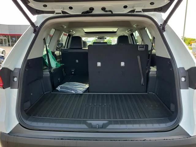 New 2026 Wind Chill Pearl Toyota Platinum image 8