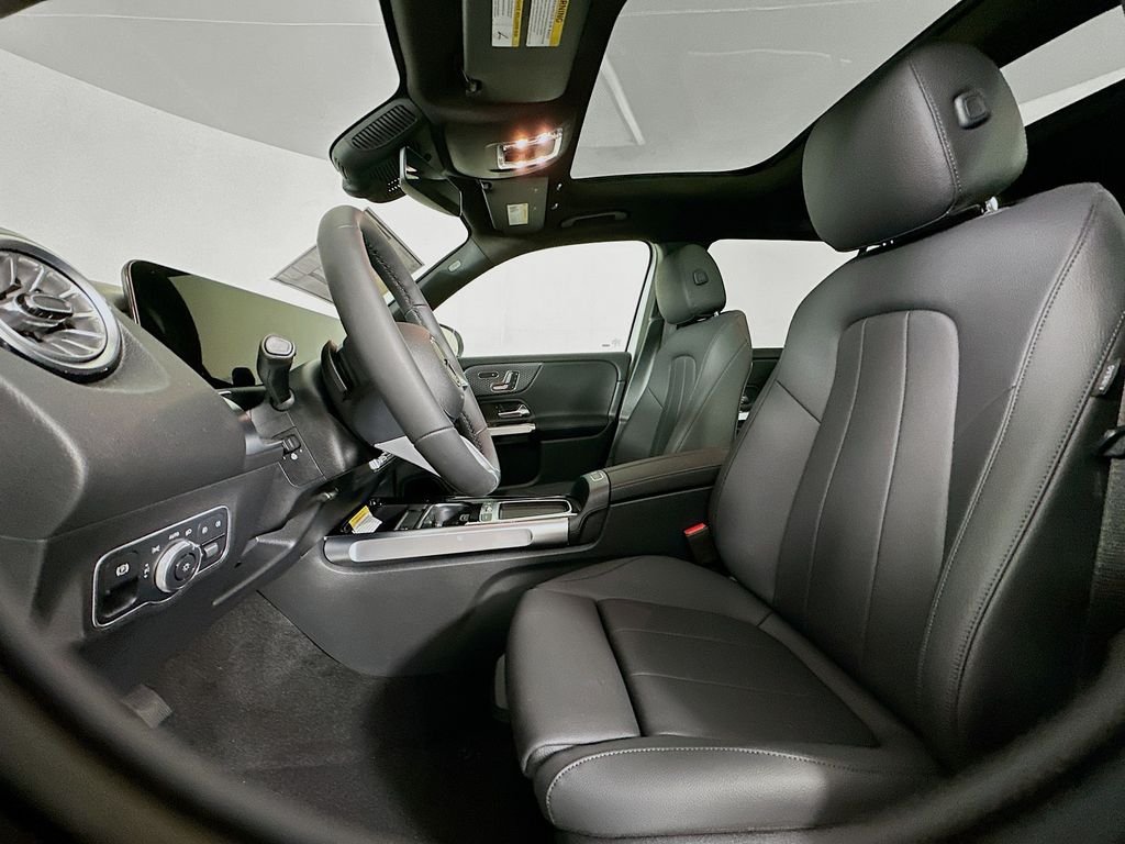 New 2026 Polar White Mercedes-Benz GLB 250 image 21