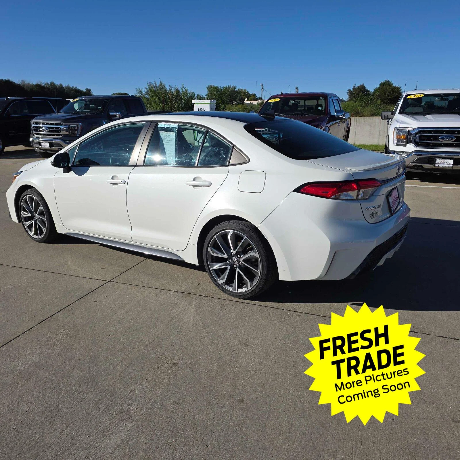 Used 2021 Blizzard Pearl w/Black Sand Pearl Roof Toyota SE image 4