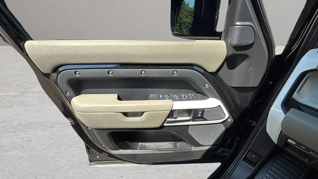 Used 2022  Land Rover SE image 17