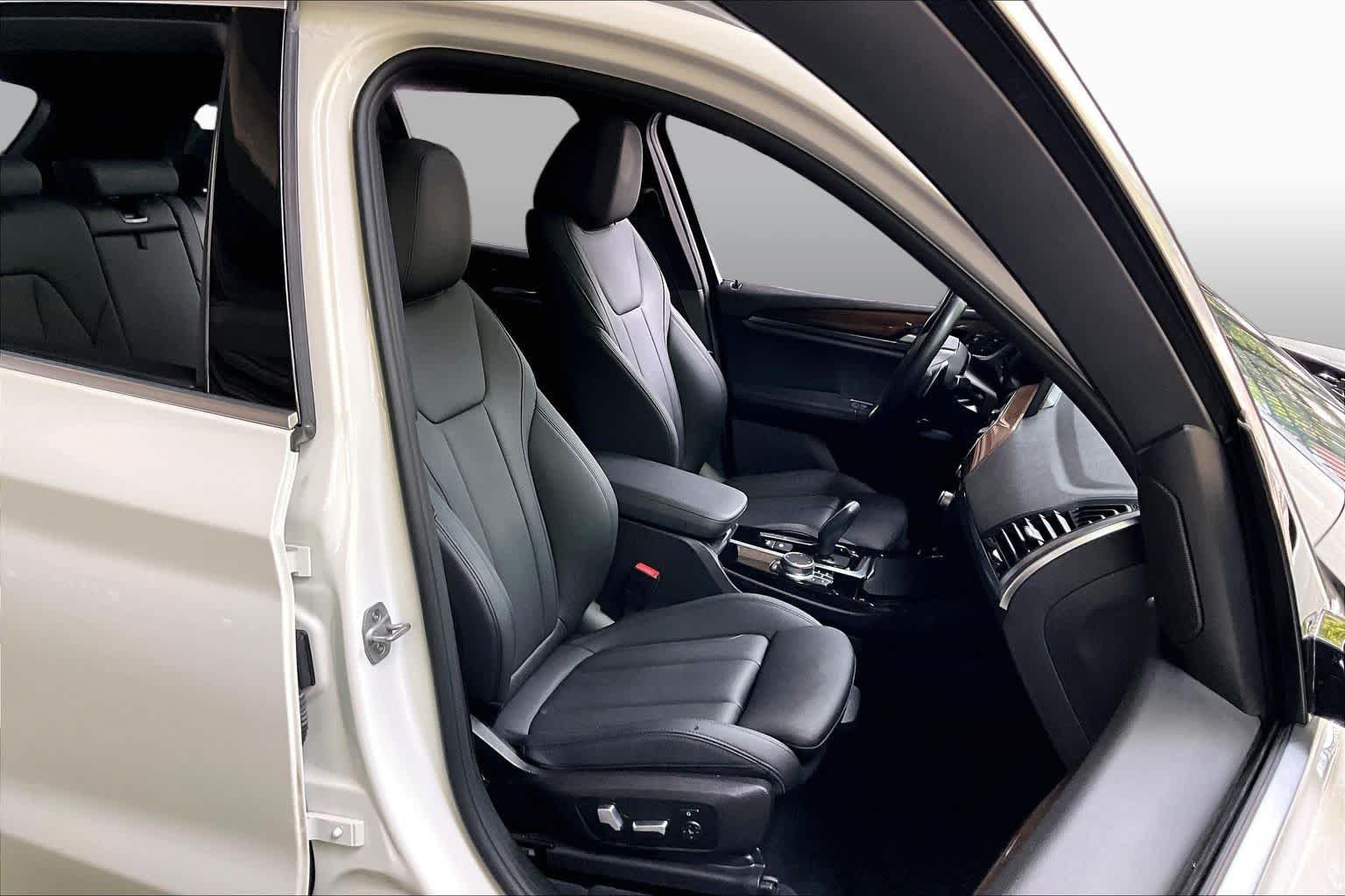 Used 2021 Alpine White BMW sDrive30i image 8