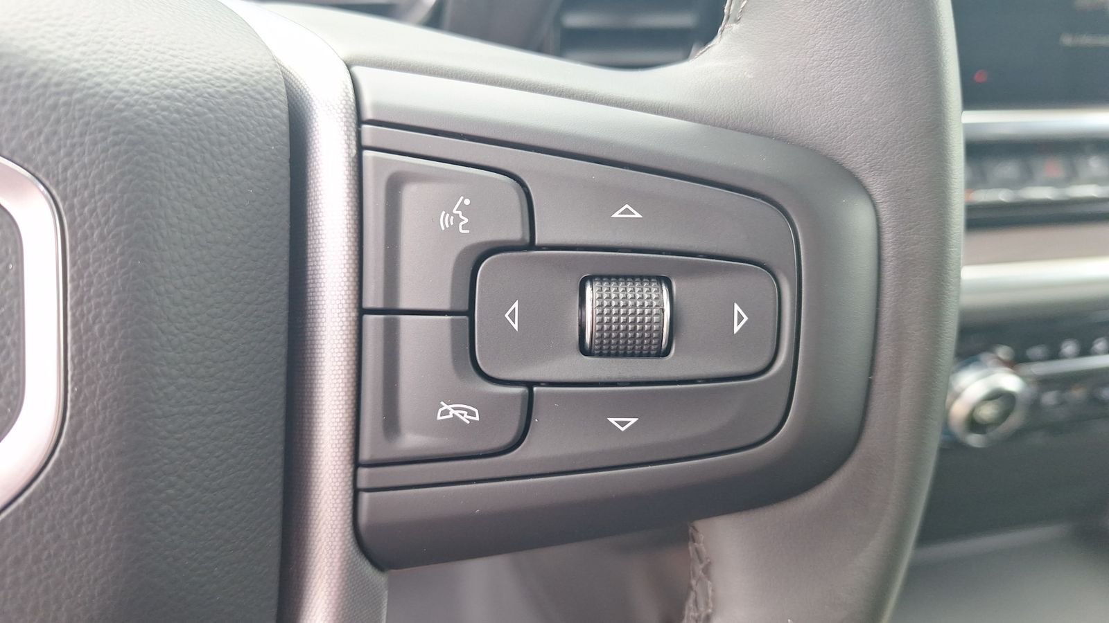 Used 2025 White GMC SLT image 21