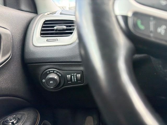 Used 2019 White Jeep Latitude image 17