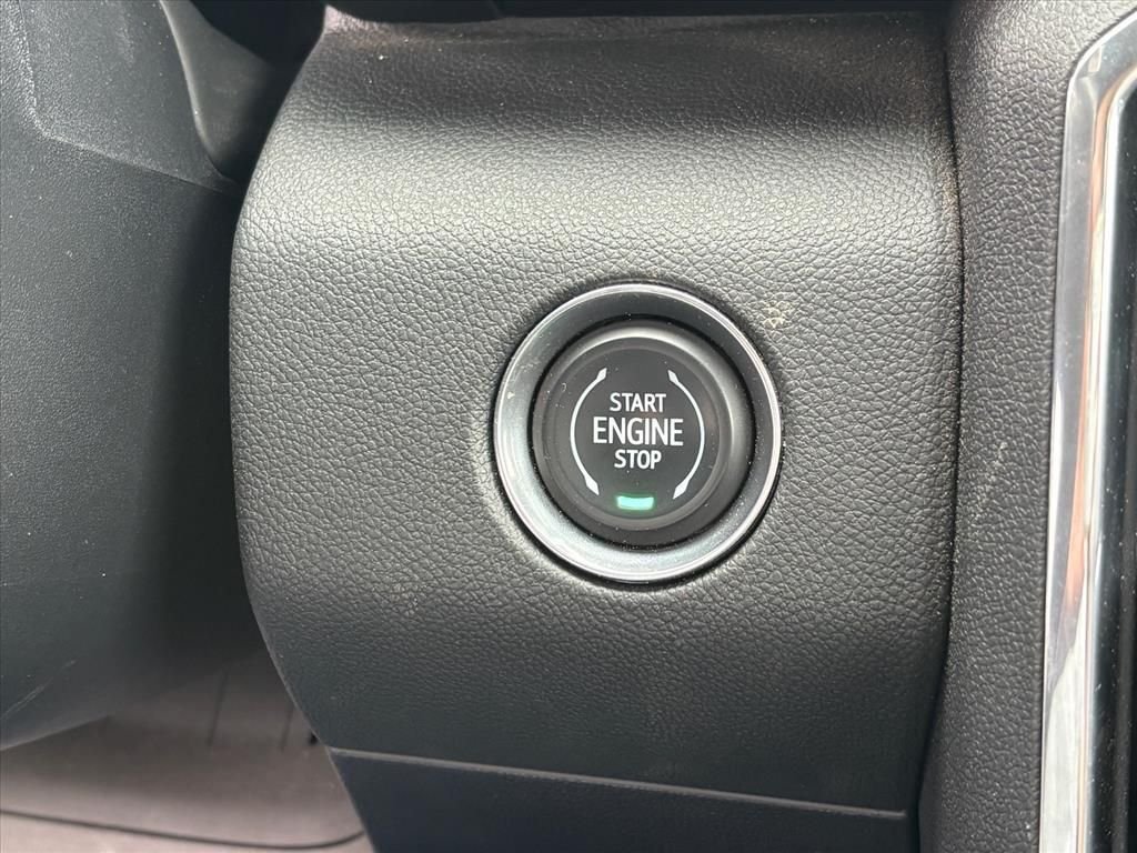 Used 2024 Summit White GMC Elevation image 18