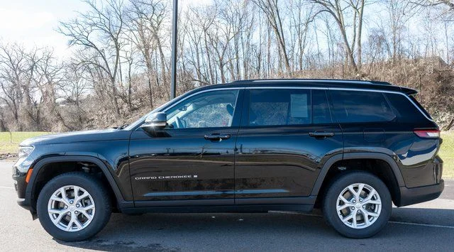 Used 2023 Black Jeep Limited image 9