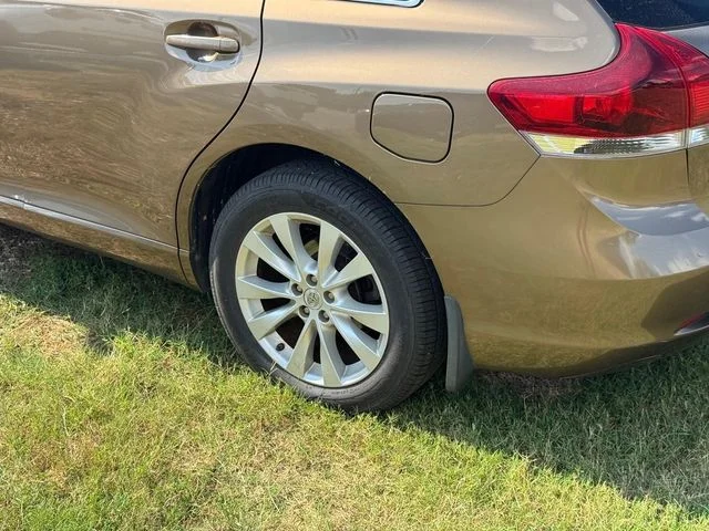 Used 2013 Gold Toyota LE image 21