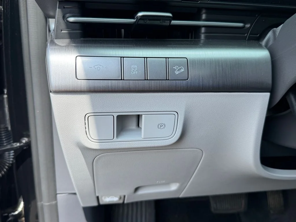 Used 2025 Black Hyundai SEL Convenience image 22