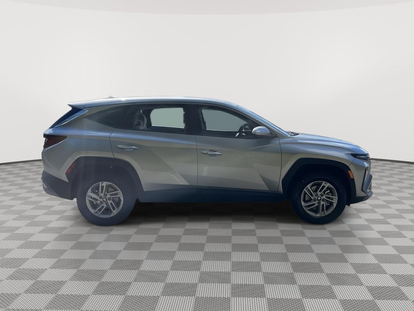 Used 2025 Shimmering Silver Hyundai SE image 4