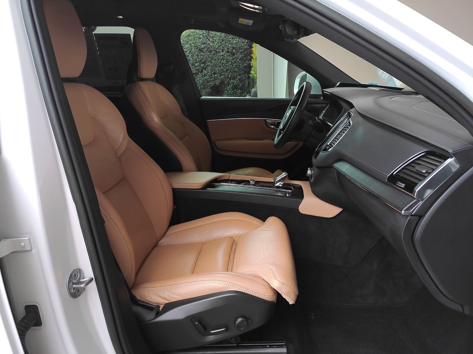 Used 2023 White Volvo Ultimate image 34