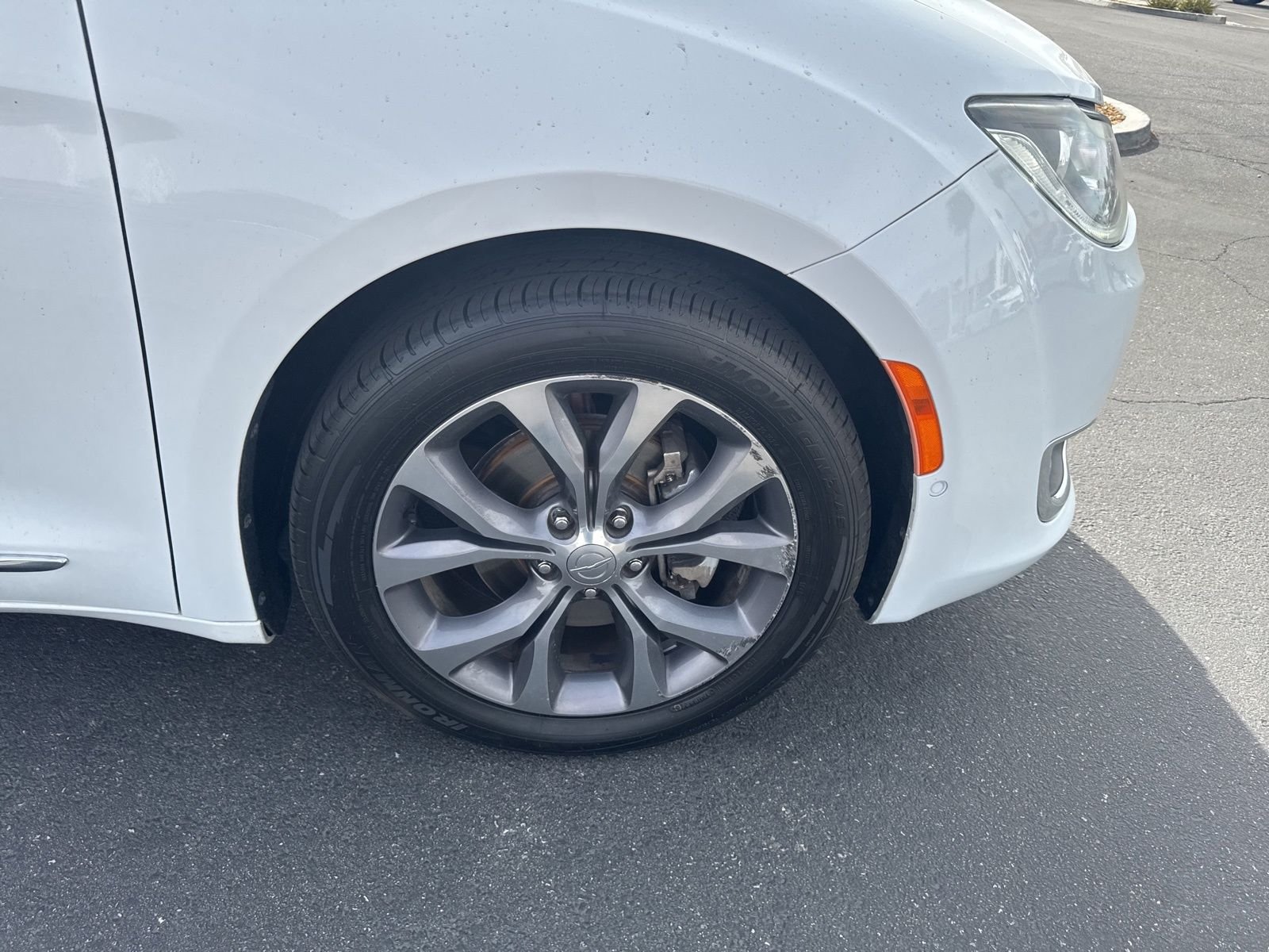 Used 2020 Bright White Clearcoat Chrysler Limited image 22