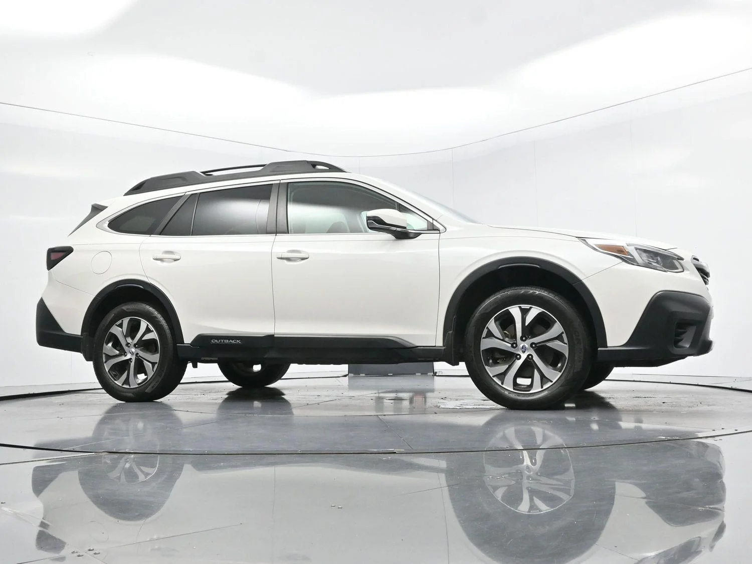 Used 2022 Crystal White Pearl Subaru Limited image 40