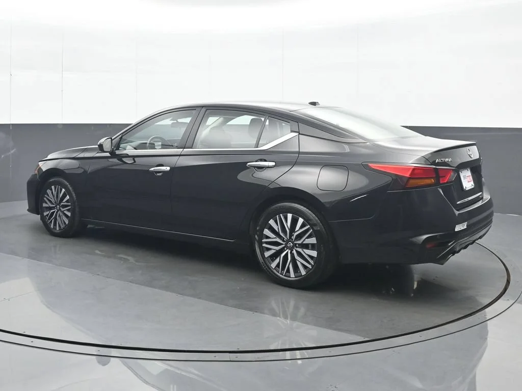 Used 2024 Black Nissan 2.5 SV image 4