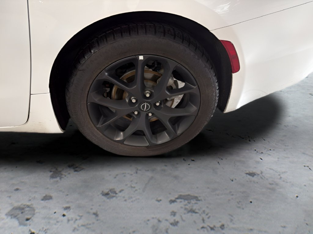Used 2025  Chrysler Limited image 29