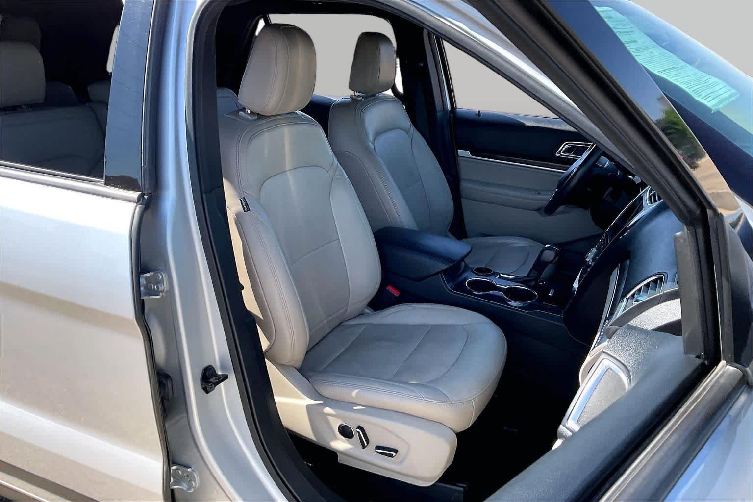 Used 2018 Ingot Silver Metallic Ford Limited image 9