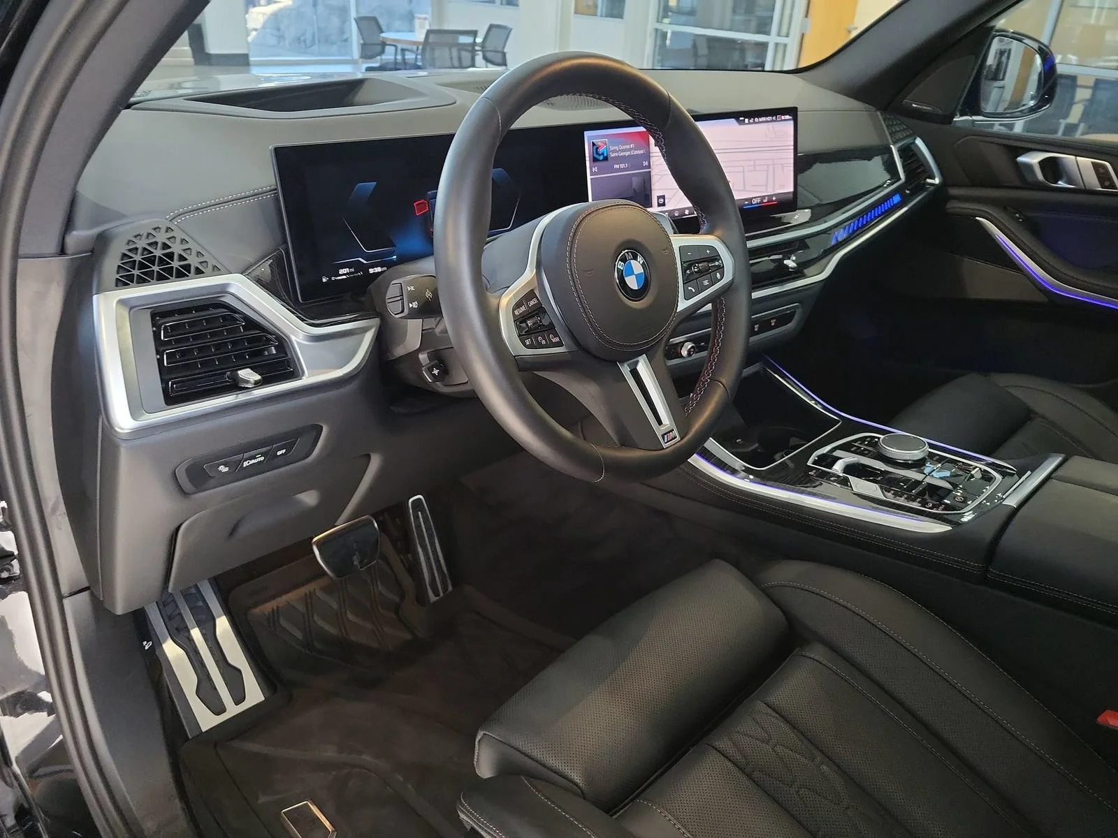 Used 2025 Black BMW M60i image 10