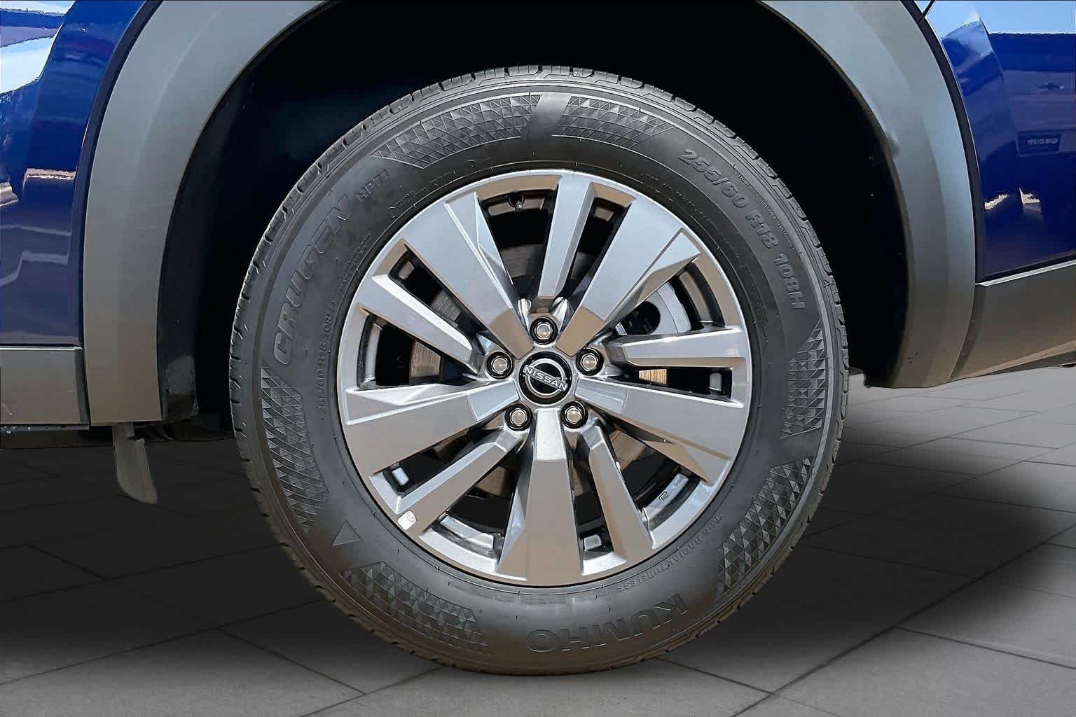 Used 2025 Deep Ocean Blue Pearl Nissan SV image 10