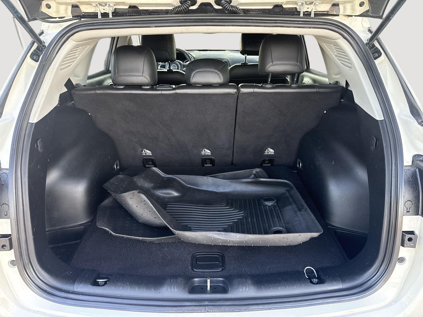 Used 2018 White Clearcoat Jeep Latitude image 33