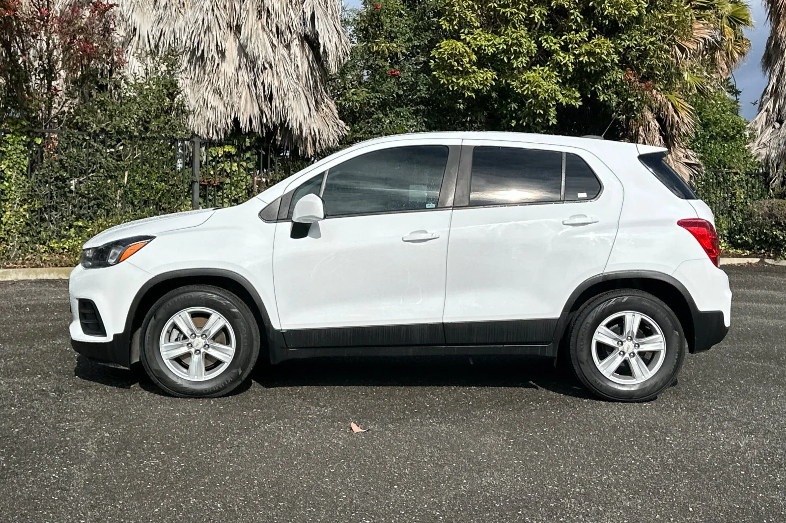 Used 2021 White Chevrolet LS image 6